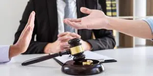 Two litigants talking in front of a judge during an initial case management conference for divorce